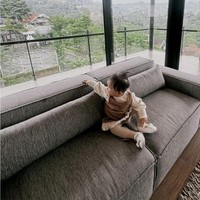 Dengan pintu-pintu kaca yang mengarah ke luar membuat villa tersebut semakin terlihat mewah dan nyaman. Diketahui villa tersebut memiliki 5 kamar tidur dan mampu menampung sekitar 17 orang. Foto: Instagram/@attahailintar