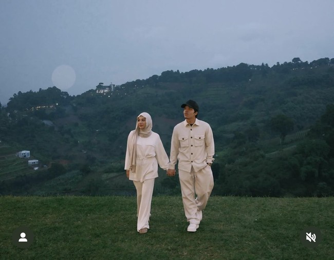 Atta dan Aurel juga tak lupa memamerkan kemesraan mereka. Tampil kompak, Atta dan Aurel terlihat mengenakan busana bernuansa coklat. Foto: Instagram/@attahailintar