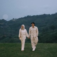 Atta dan Aurel juga tak lupa memamerkan kemesraan mereka. Tampil kompak, Atta dan Aurel terlihat mengenakan busana bernuansa coklat. Foto: Instagram/@attahailintar