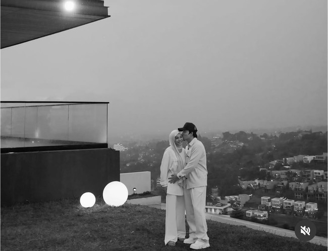 Melalui akun Instagram pribadinya Aurel dan Atta membagikan momen saat keduanya menginap di sebuah villa mewah yang terletak di daerah Bandung. Foto: Instagram/@attahailintar