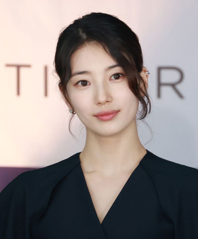 Penyanyi dan aktris Bae Suzy menghadiri acara The 3rd Blue Dragon Series Awards di Sangsang Platform di Jung-gu pada 25 Juni 2024 di Incheon, Korea Selatan.