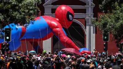 Balon Raksasa Kartun hingga Superhero Meriahkan Sambut Natal di Chile