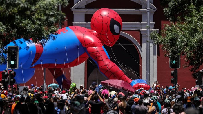 Balon Raksasa Kartun hingga Superhero Meriahkan Sambut Natal di Chile Balloons of Disney's characters float during a department store's parade, as Christmas festive season starts in Santiago, Chile, December 1, 2024. REUTERS/Ivan Alvarado