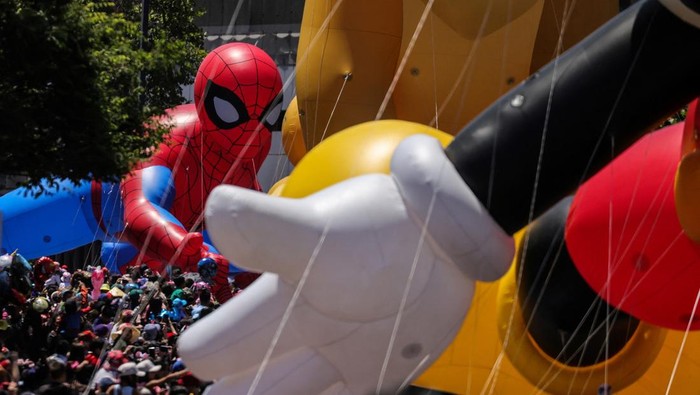 Balloons of Disney's characters float during a department store's parade, as Christmas festive season starts in Santiago, Chile, December 1, 2024. REUTERS/Ivan Alvarado