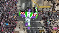 Beberapa orang dewasa merasa sedikit kewalahan oleh besarnya kerumunan orang di acara yang dikenal sebagai Parade Paris, tetapi mengatakan bahwa itu adalah hari yang menyenangkan. 