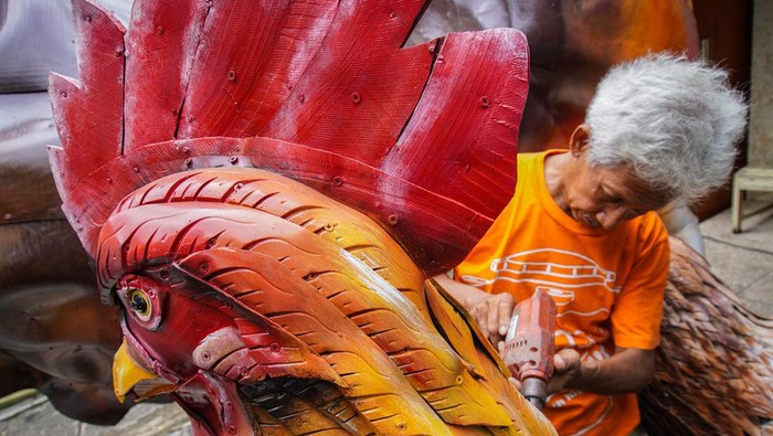 Perajin menyelesaikan pembuatan kerajinan replika hewan berbahan dasar ban bekas di Kecamatan Kepanjen, Kabupaten Malang, Jawa Timur, Sabtu (30/11/2024). Perajin tersebut memanfaatkan ban bekas untuk dijadikan replika hewan dengan berbagi macam ukuran yang dijual mulai harga Rp150 ribu sampai Rp8 juta melalui media sosial dan memperoleh omset hingga Rp20 juta rupiah per bulan. ANTARA FOTO/Irfan Sumanjaya/nz