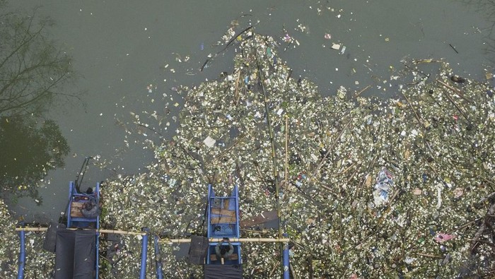 Bendungan Leuwikeris dipenuhi sampah Warga memancing ikan yang dikelilingi sampah di Kawasan Bendung Leuwikeris, Kabupaten Ciamis, Jawa Barat, Senin (2/12/2024). Menurut warga volume sampah kiriman dari Sungai Cipali dan bekas timbunan sampah di TPAS Sayang Kaak, Kabupaten Ciamis itu terjadi saat musim hujan, sehingga mengakibatkan bendungan Leuwikeris dipenuhi sampah dan bau tidak sedap. ANTARA FOTO/Adeng Bustomi/