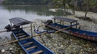 Menurut warga, sampah kiriman dari Sungai Cipali dan bekas timbunan sampah TPAS Sayang Kaak yang terjadi saat musim hujan itu mengakibatkan bau tak sedan di Bendungan Leuwikeris.
