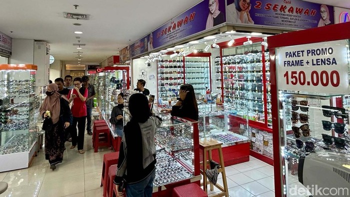 Berburu Kacamata di Pasar Senen Jakarta Anda butuh kacamata? Datang saja ke Pasar Senen, Jakarta, ada ribuan kacamata yang bisa dipilih sesuai selera.