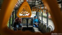 Bus ini mampu mengangkut hingga 40 orang.  