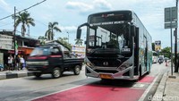 Bus ini menempuh jarak sejauh 40 kilometer pulang pergi dengan jumlah halte sebanyak 50 titik. Headway (jarak antar kendaraan) selama 12 menit dengan waktu tempuh pulang-pergi 163 menit.  