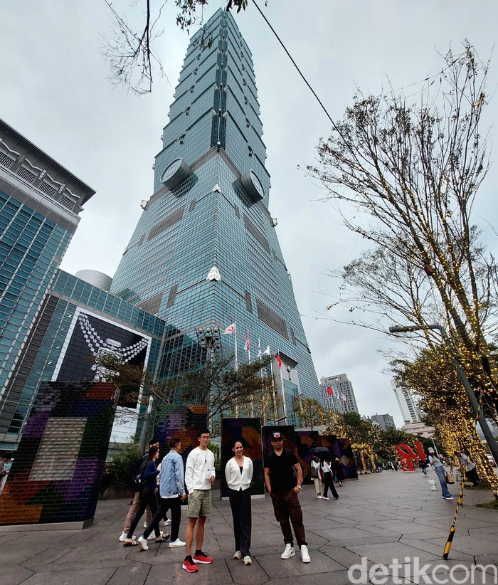 Berwisata ke Taipei 101 di Taiwan