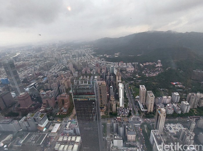 Berwisata ke Taipei 101 di Taiwan