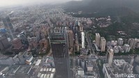 Terdapat beberapa area observasi yang bisa traveler pilih. Namun, berhubung saat kedatangan kami cuaca sedang tidak bagus, jadi hanya bisa menuju area 89F Observation.