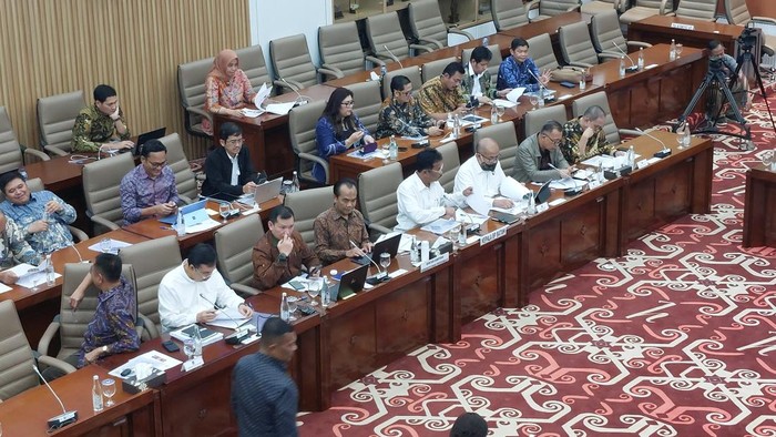 Kepala BP Batam Muhammad Rudi dalam Rapat Dengar Pendapat (RDP) bersama Komisi VI DPR RI, Senayan, Jakarta, Senin (2/12/2024).