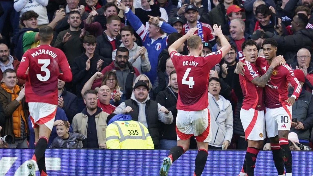Manchester United dinilai supercomputer cuma mempunyai peluang tipis finis empat besar. (Foto: AP/Dave Thompson)