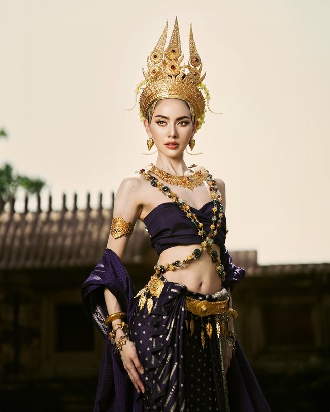 Dalam serial tersebut, diceritakan juga bahwa Jinda harus bersaing dengan tiga selir kerajaan lainnya untuk menjadi permaisuri. Intrik, pengkhianatan dan pengorbanan cinta mewarnai kisah kerajaan ini. Foto: Instagram/@davikah