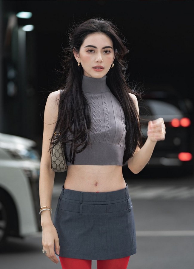 Davika memiliki paras blasteran dari pernikahan kedua orangtuanya, ibu yang berkebangsaan Thailand dan ayah berdarah Belgia.  Foto: Instagram/@davikah