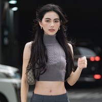 Davika memiliki paras blasteran dari pernikahan kedua orangtuanya, ibu yang berkebangsaan Thailand dan ayah berdarah Belgia.  Foto: Instagram/@davikah