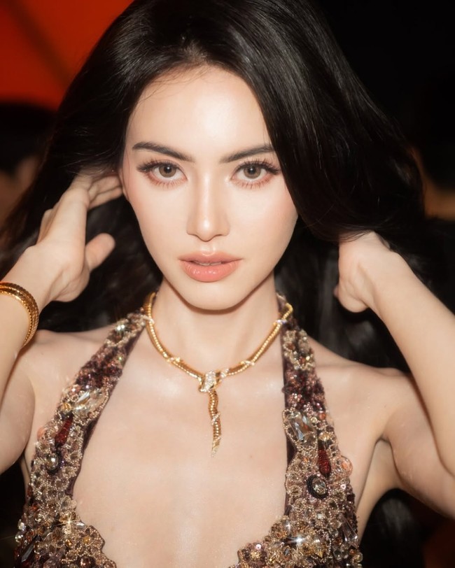 Nama Davika Hoorne populer setelah bermain dalam film horror-komedi ‘Pee Mak’ bersama Mario Maurer yang tayang pada 2013. Dalam film tersebut Davika menjelma jadi hantu cantik. Foto: Instagram/@davikah