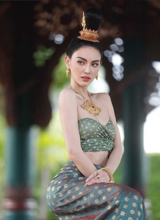 Davika Hoorne juga populer di dunia fashion. Dia menjadi brand ambassador Gucci pertama dari Thailand dan tampil di berbagai sampul majalah gaya hidup ternama seperti Vogue dan Harper’s Bazaar. Foto: Instagram/@davikah