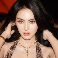 Nama Davika Hoorne populer setelah bermain dalam film horror-komedi ‘Pee Mak’ bersama Mario Maurer yang tayang pada 2013. Dalam film tersebut Davika menjelma jadi hantu cantik. Foto: Instagram/@davikah