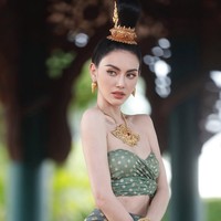 Davika Hoorne juga populer di dunia fashion. Dia menjadi brand ambassador Gucci pertama dari Thailand dan tampil di berbagai sampul majalah gaya hidup ternama seperti Vogue dan Harper’s Bazaar. Foto: Instagram/@davikah