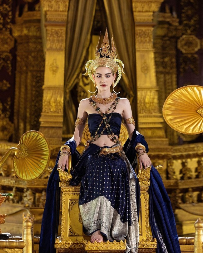 ‘The Empress of Ayodhaya’ mengisahkan perebutan kekuasaan di salah satu kerajaan besar di Thailand, Ayutthaya. Davika Hoorne memerankan Jinda, putri penguasa Lopburi yang cantik dan cerdas. Dia mengemban misi besar merebut takhta dari raja yang berkuasa. Foto: Instagram/@davikah