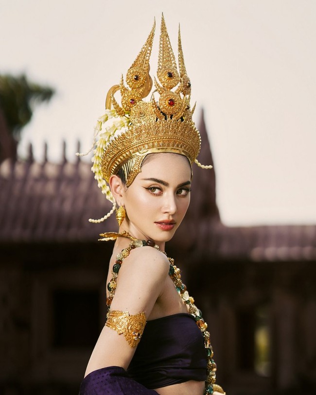 ‘The Empress of Ayodhaya’ yang tayang di Neflix pada 24 Oktober 2024 merupakan drama ketiga Davika Hoorne yang bertema sejarah. Sebelumnya, wanita 32 tahun ini membintangi drama kolosal ‘Wanthong’ pada 2021. Foto: Instagram/@davikah