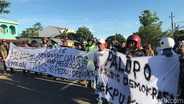 Demo tuntut tahapan Pilkada Palopo dibatalkan.