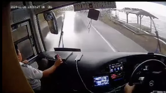 Detik-detik bus Juragan99 Trans mengalami oversteer gara-gara gejala aquaplaning