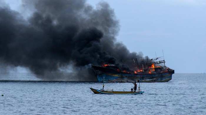 Dua kapal nelayan terbakar di Selat Bali Kapal Tugboat berupaya memadamkan api pada Kapal Motor Nelayan (KMN) Bahtera di Selat Bali terlihat dari Pelabuhan Masami, Kalipuro, Banyuwangi, Jawa Timur, Senin (2/12/2024). Dua kapal nelayan terbakar yaitu KM Dinda Jaya yang dilakukan upaya pemadaman dari darat, sedangkan KM Bahtera yang terseret arus dilakukan upaya pemadaman di laut menggunakan tugboat untuk mengantisipasi terganggunya penyeberangan Pelabuhan Ketapang-Gilimanuk. ANTARA FOTO/Budi Candra Setya/rwa.