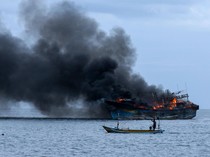 Dua Kapal Nelayan Terbakar di Selat Bali