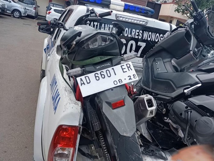 Dua sepeda motor yang terlibat tabrakan adu banteng di jalan Kecamatan Selogiri, Kabupaten Wonogiri, Senin (2/12/2024).