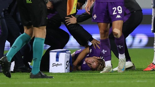 FLORENCE, ITALY - DECEMBER 1: (EDITORS NOTE: Image contains graphic injury detail) Edoardo Bove of ACF Fiorentina collapses to the ground due to an illness and is transported to hospital during the Serie A match between Fiorentina and FC Internazionale at Stadio Artemio Franchi on December 1, 2024 in Florence, Italy. (Photo by Gabriele Maltinti/Getty Images)