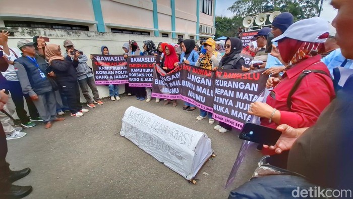 Emak-emak pimpin aksi demo kecurangan Pilkada di Kabupaten Bandung