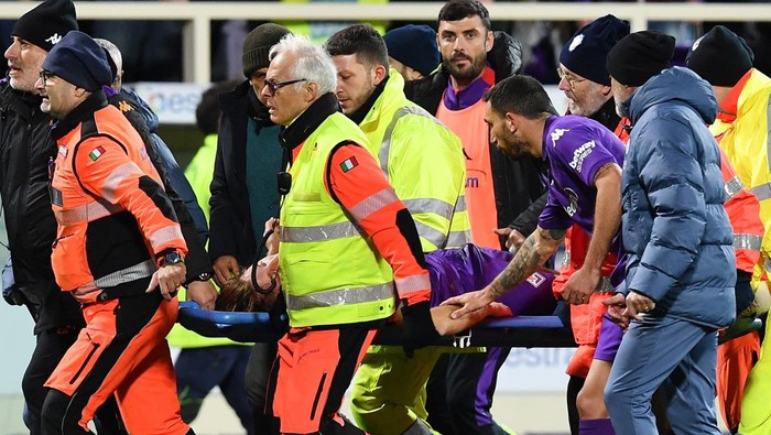 Soccer Football - Serie A - Fiorentina v Inter Milan - Stadio Artemio Franchi, Florence, Italy - December 1, 2024 Fiorentinas Andrea Colpani, Pietro Comuzzo and Inter Milans Alessandro Bastoni react as Edoardo Bove receives medical attention REUTERS/Jennifer Lorenzini