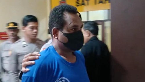 Gabriel Sengkoen (34), tersangka pembakaran terhadap kekasihnya, Mbatti Mbana, dihadirkan dalam konferensi pers di Mapolresta Kupang Kota, Senin (2/12/2024). (Yufengki Bria/detikBali)