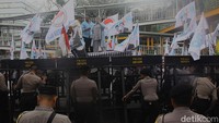 Aksi ini dijaga ketat polisi.