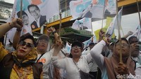 Massa relawan Ridwan Kamil-Suswono (RIDO) berunjuk rasa di depan KPU Jakarta, Jl Salemba Raya, Jakarta Pusat, Senin (2/12/2024).