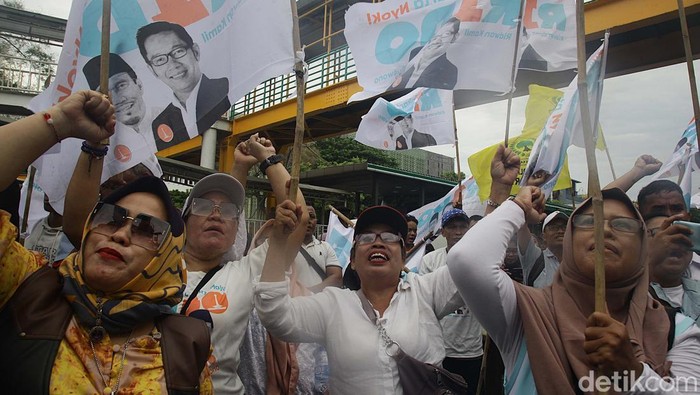 Massa relawan Ridwan Kamil-Suswono (RIDO) berunjuk rasa di depan KPU Jakarta. Mereka minta KPU Jakarta menggelar Pilkada Jakarta 2024 dua putaran karena menilai banyak kecurangan.