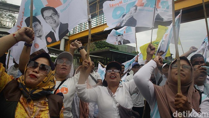 Geruduk KPU Jakarta, Massa RIDO Tuntut Pilkada Dua Putaran Massa relawan Ridwan Kamil-Suswono (RIDO) berunjuk rasa di depan KPU Jakarta. Mereka minta KPU Jakarta menggelar Pilkada Jakarta 2024 dua putaran karena menilai banyak kecurangan.