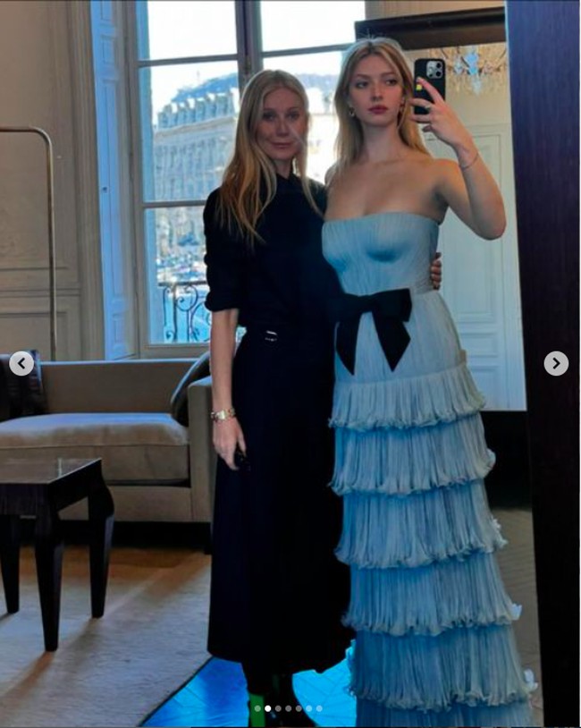 Apple Martin tampil untuk pertama kalinya di Le Bal des Débutantes. Anak dari pasangan Gwyneth Paltrow dan Chris Martin tersebut terlihat menawan dengan dress biru muda. Foto: Instagram Gwyneth Paltrow