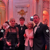 Debut Apple dalam pesta eksklusif tersebut didukung oleh Gwyneth Paltrow dan Chris Martin yang jarang terlihat berpose setelah bercerai. Gwyneth pun menunggah kebersamaan langka di Instagram-nya. Foto: Instagram Gwyneth Paltrow
