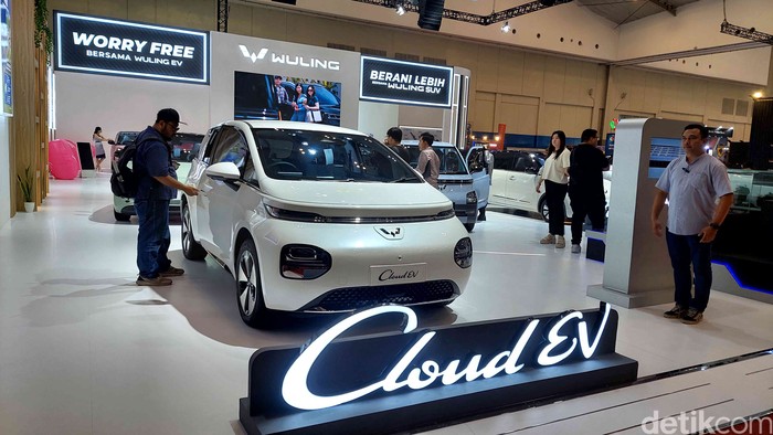 Wuling Motors tebar diskon sampai 50 persen untuk pembeli mobil listrik yang beruntung saat gelaran GJAW 2024. Yuk lihat deretan mobilnya.