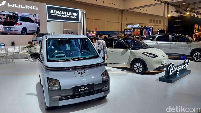 Wuling Motors tebar diskon sampai 50 persen untuk pembeli mobil listrik yang beruntung saat gelaran GJAW 2024. Yuk lihat deretan mobilnya.