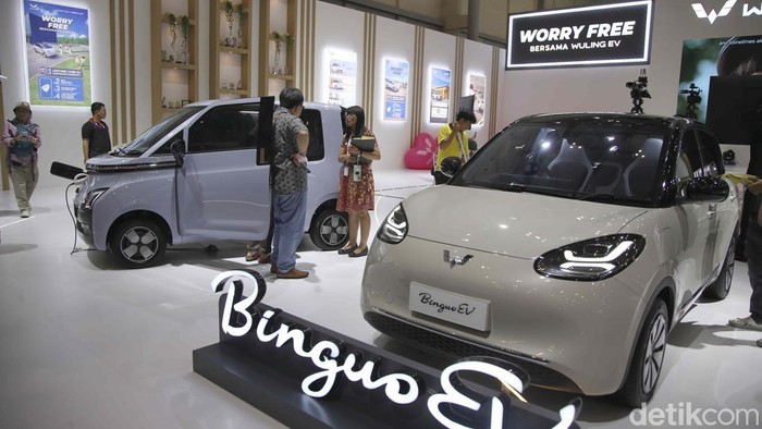 Intip Lagi Aksi Wuling di GJAW 2024 Wuling Motors tebar diskon sampai 50 persen untuk pembeli mobil listrik yang beruntung saat gelaran GJAW 2024. Yuk lihat deretan mobilnya.