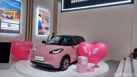 Kemudian, konsumen yang membeli produk Wuling selama pameran berlangsung juga berkesempatan memenangkan hadiah utama berupa 1 unit BinguoEV. Konsumen beruntung juga bisa menikmati diskon hingga 50 persen untuk pembelian BinguoEV.