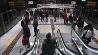 Jalur kereta bawah tanah dengan 13 stasiun itu penuh sesak dengan penumpang yang ingin sekali merasakan sistem transportasi baru kota itu.