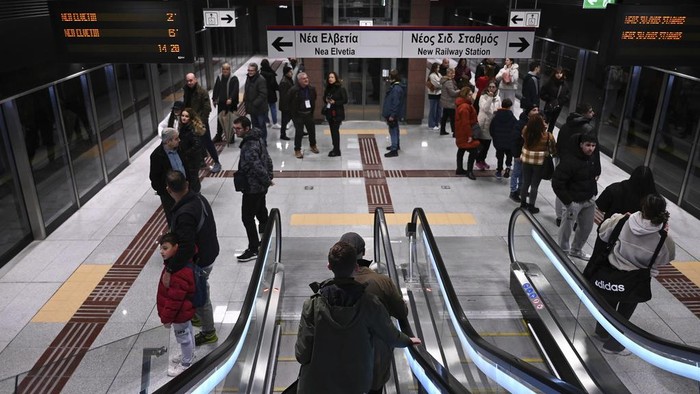 Intip Sistem Metro Baru Kereta Tanpa Masinis Kota Thessaloniki Yunani Commuters walk around a metro station during the inauguration day of the Thessaloniki metro, in Thessaloniki, northern Greece, Saturday, Nov. 30, 2024. (AP Photo/Giannis Papanikos)